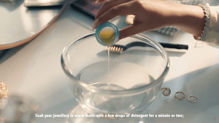 how to clean gold jewellery