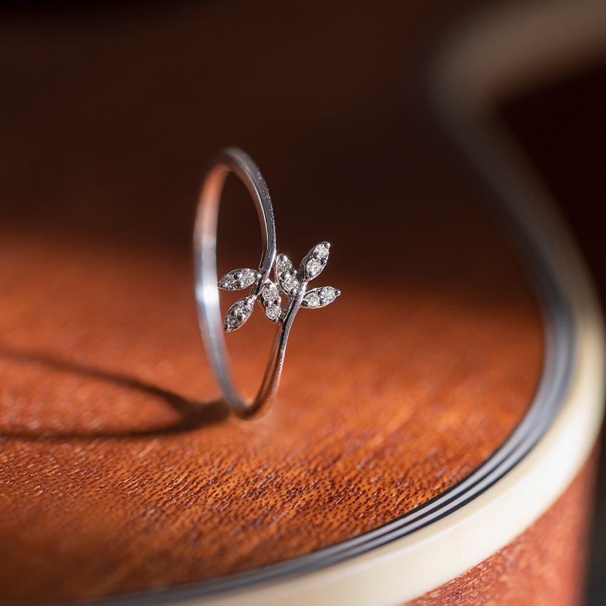 Cincin platinum kelopak cahaya
