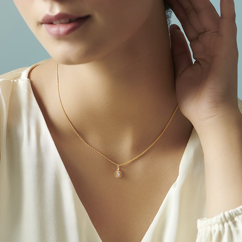 Shiny Wreath Diamond Pendant