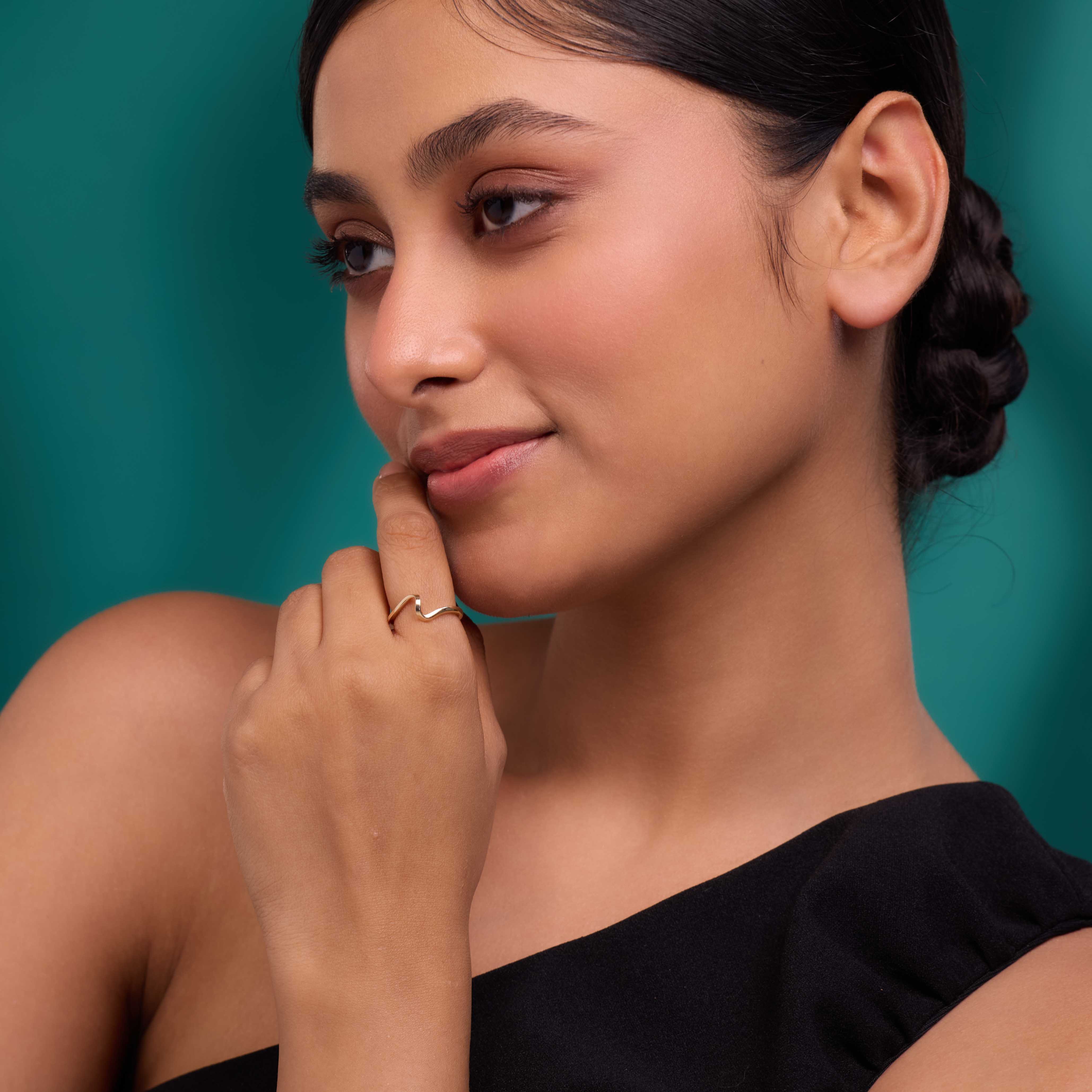 Subtle Wave Gold Ring