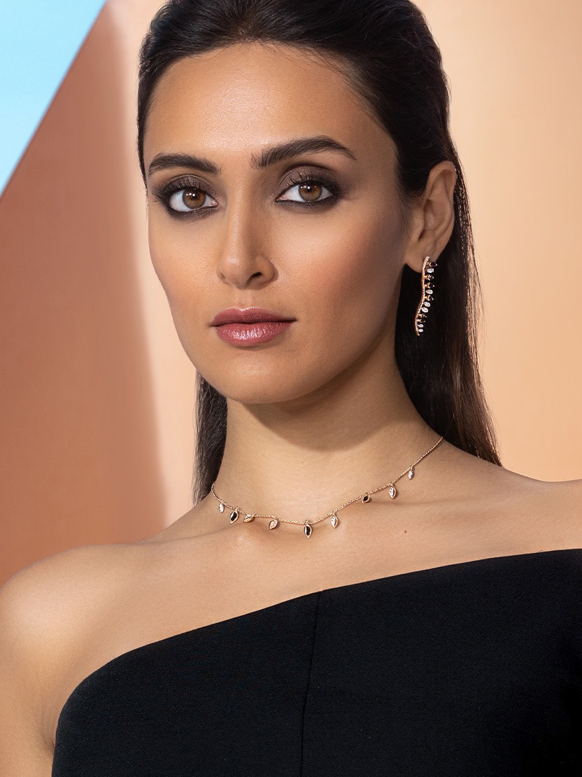 which jewellery suits on black saree