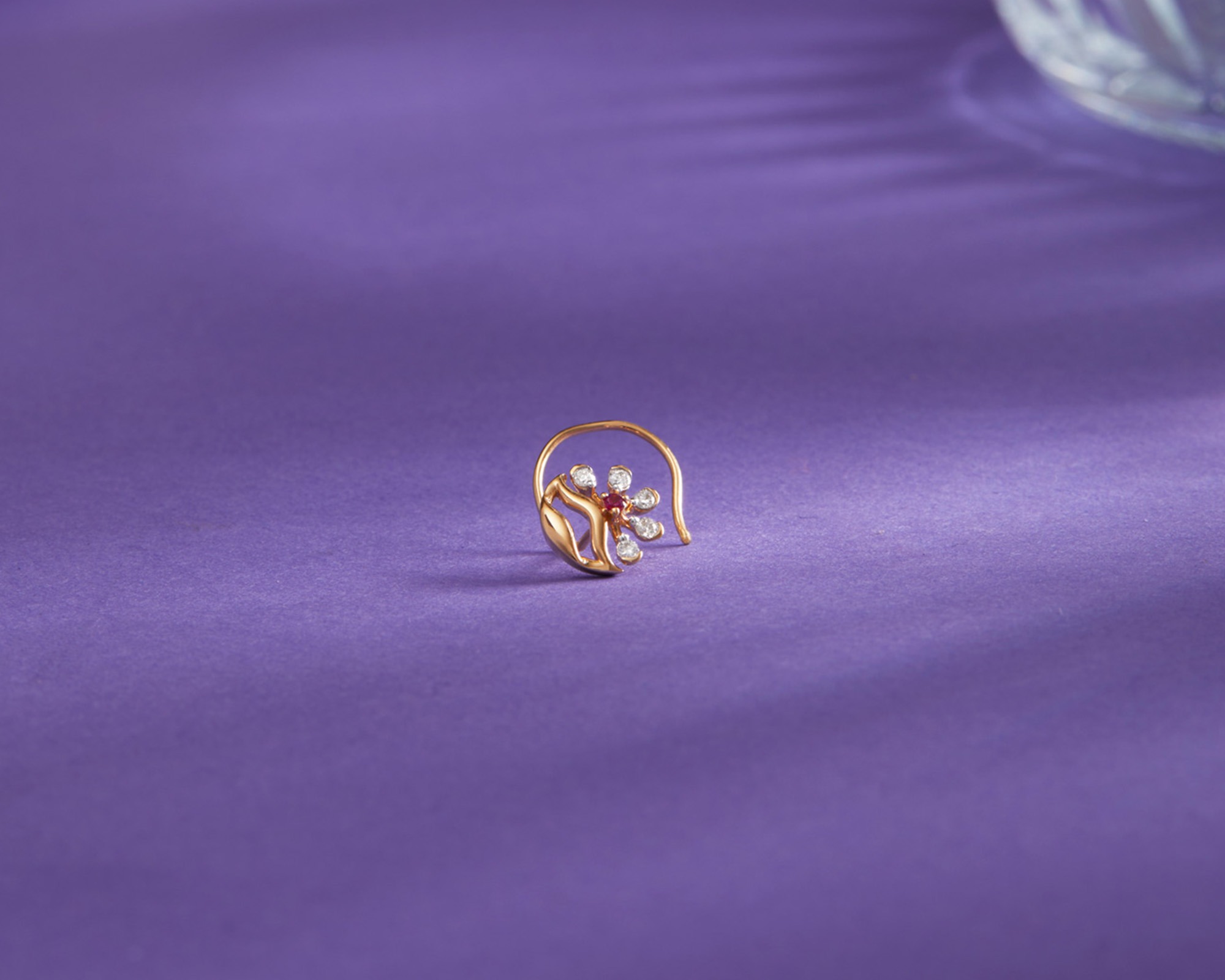 small gold nose pin