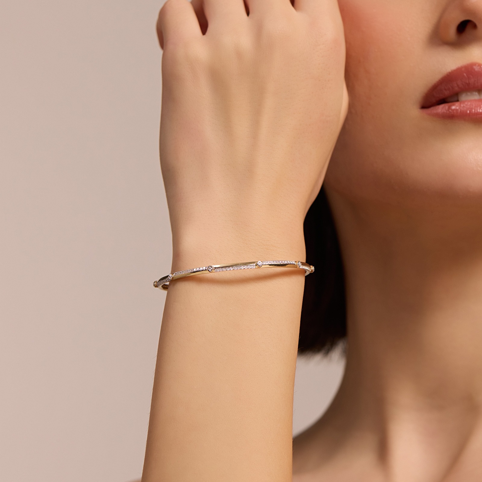 Sleek Rhythmic Diamond Bangle
